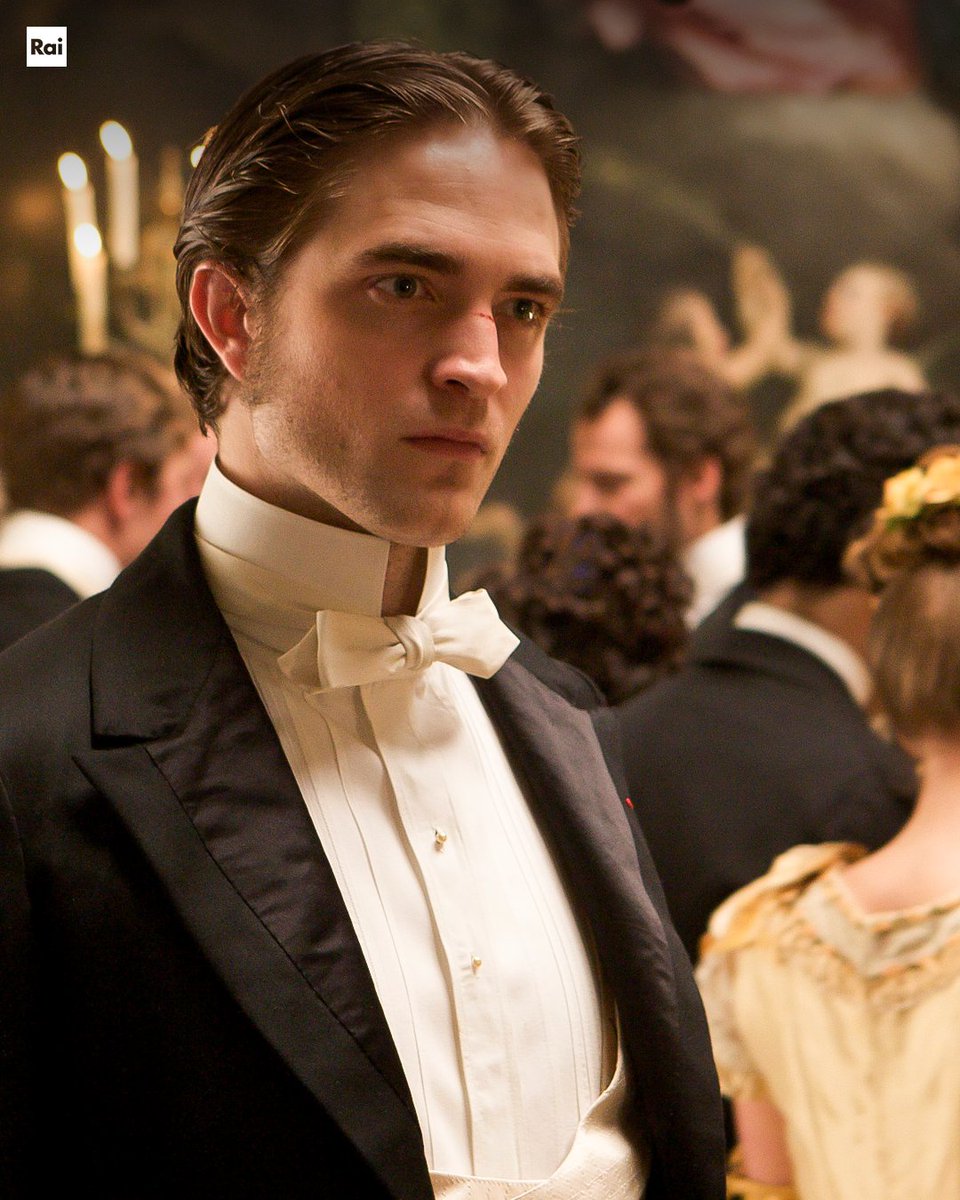 Alle 21:10 “Bel Ami - Storia di un seduttore” di Declan Donnellan, Nick Ormerod con Robert Pattinson, Uma Thurman, Kristin Scott Thomas | Mettendo a frutto la sua avvenenza e fascino, il giovane George Duroy scala senza molti scrupoli la società parigina del suo tempo