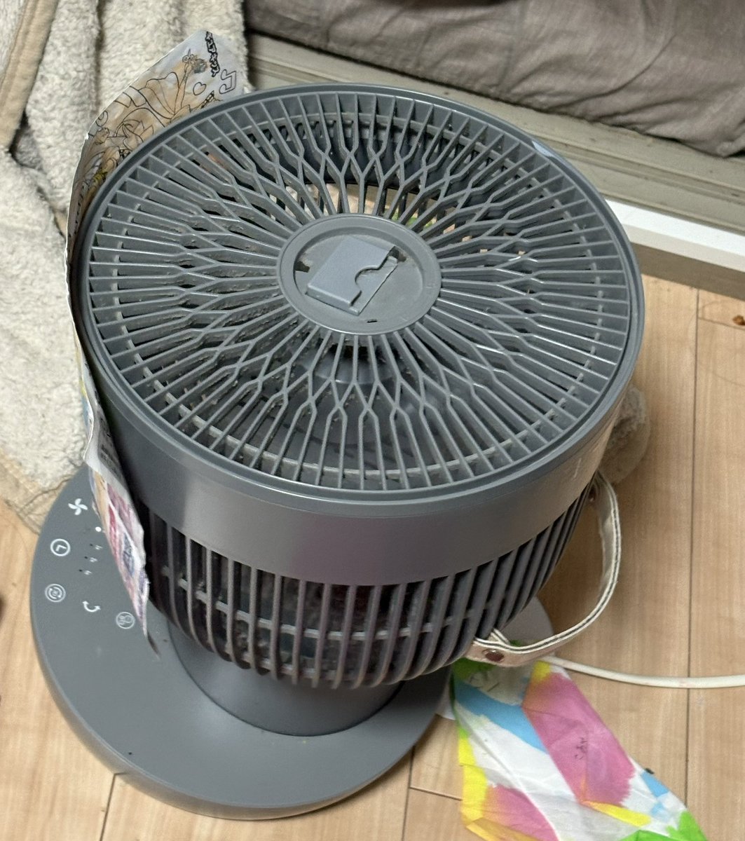 サーキュレーターに塗り絵がくっついていた。