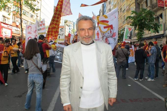 "Sen mi güzeldin yoksa hayat mı güzel"

Saygıyla #MetinKurt