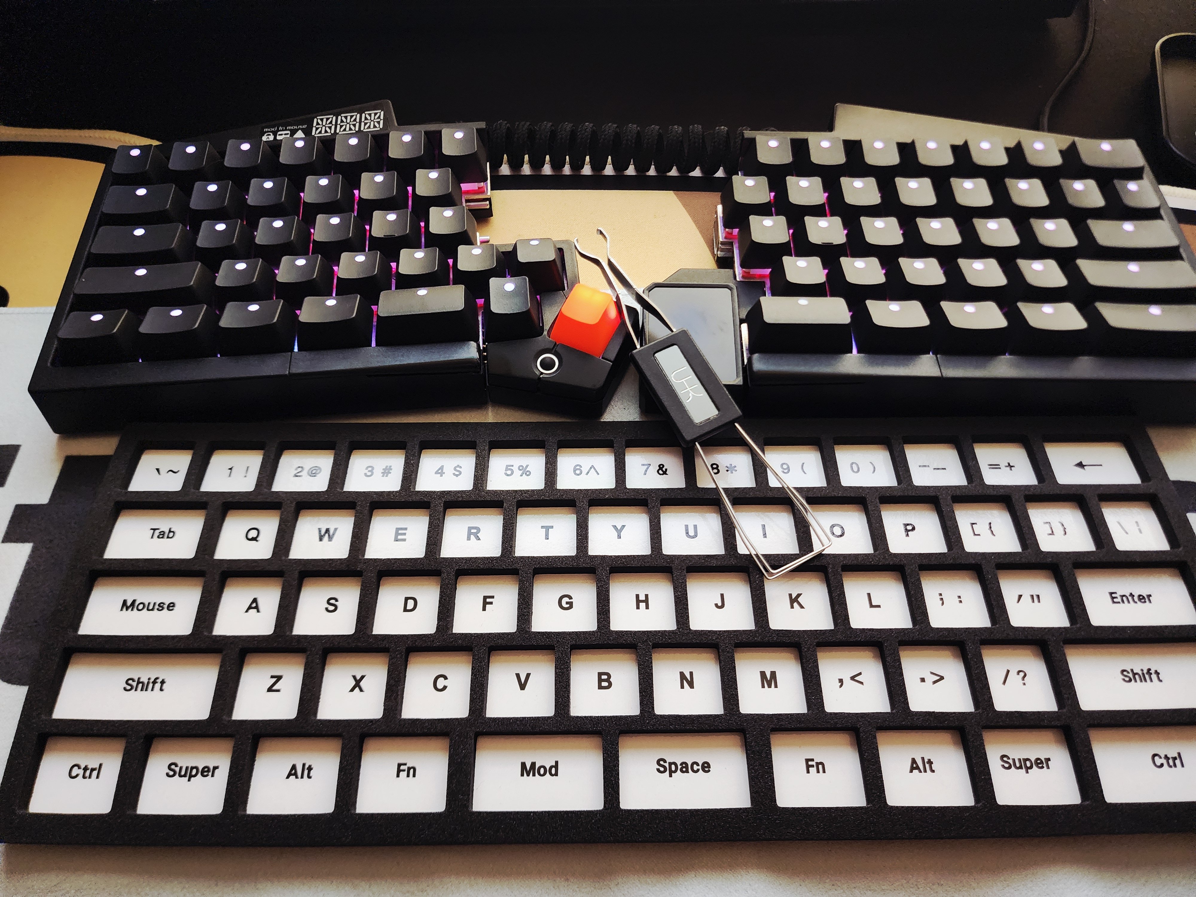 ultimate hacking keyboard 左右分離 メカニカル　マウス Ultimate Hacking Keyboardレビュー】最強の左右分割キーボード