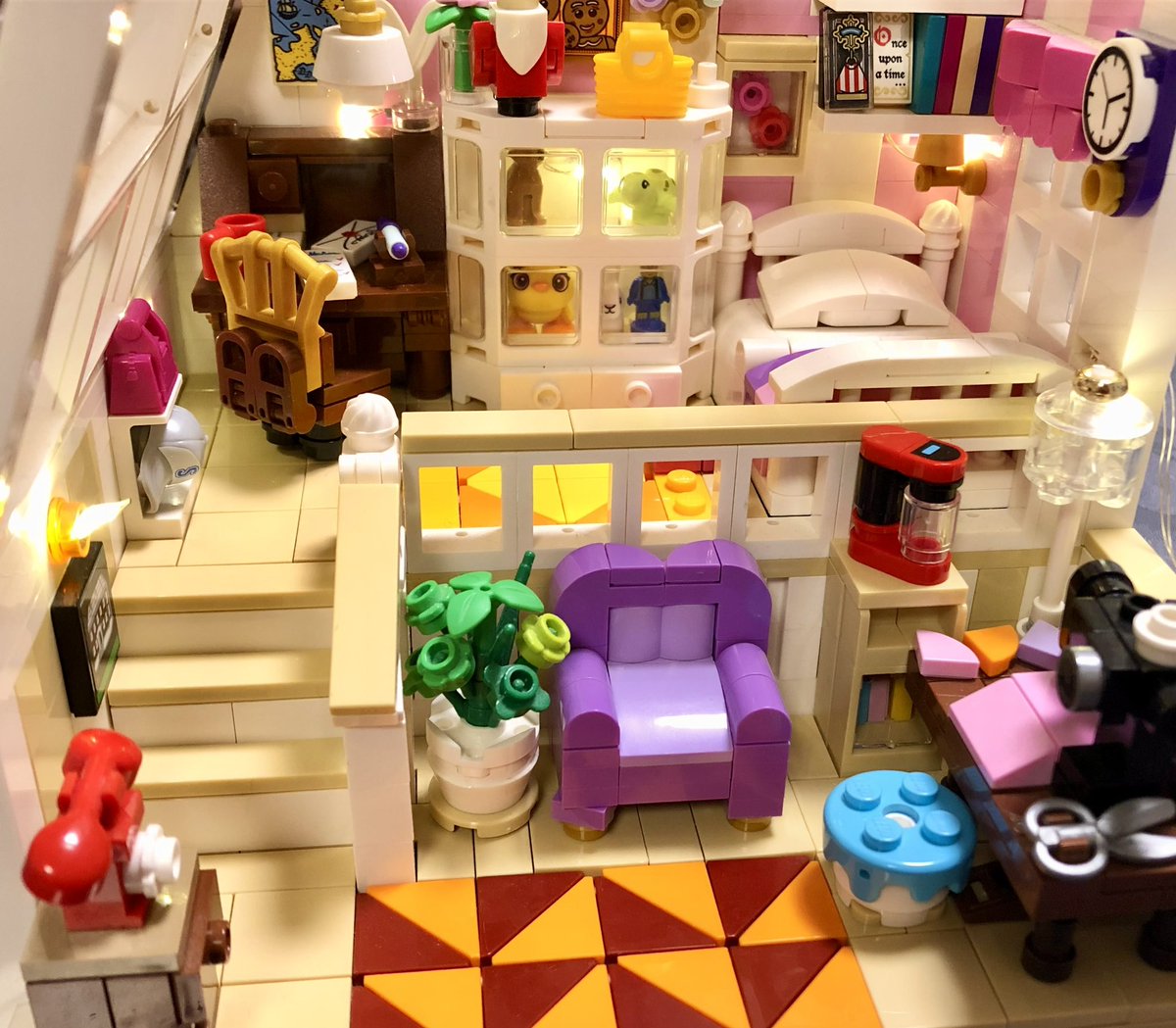 jeunetleaf's tweet photo. ギュッと詰めたドールハウス風の部屋💕
#レゴ
 #brickdream
#ブロックドリーム https://t.co/iNlI73AYIx
