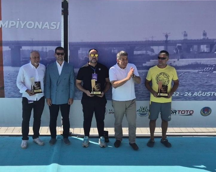 İl Emniyet Müdürümüz Sayın Onur KARABURUN Türkiye Kürek Federasyonu tarafından ilimizde düzenlenen Gençler Türkiye Kürek Şampiyonası’na katılarak dereceye giren sporculara ödüllerini verdi.