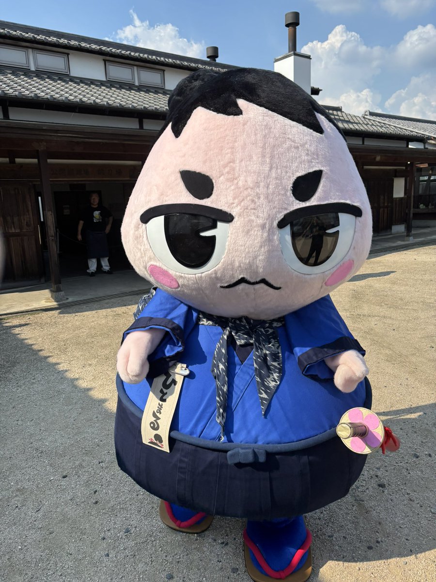 講座が終わってから刀剣博物館のふなっしーの刀展へ。中庭にひとまるくんがいた😊
安藤刀匠に営業されてふなっしーのTシャツ買ってしまったw今回の入場料は全て能登半島地震の復興支援として寄付されるんですって。凄い梨だよな。