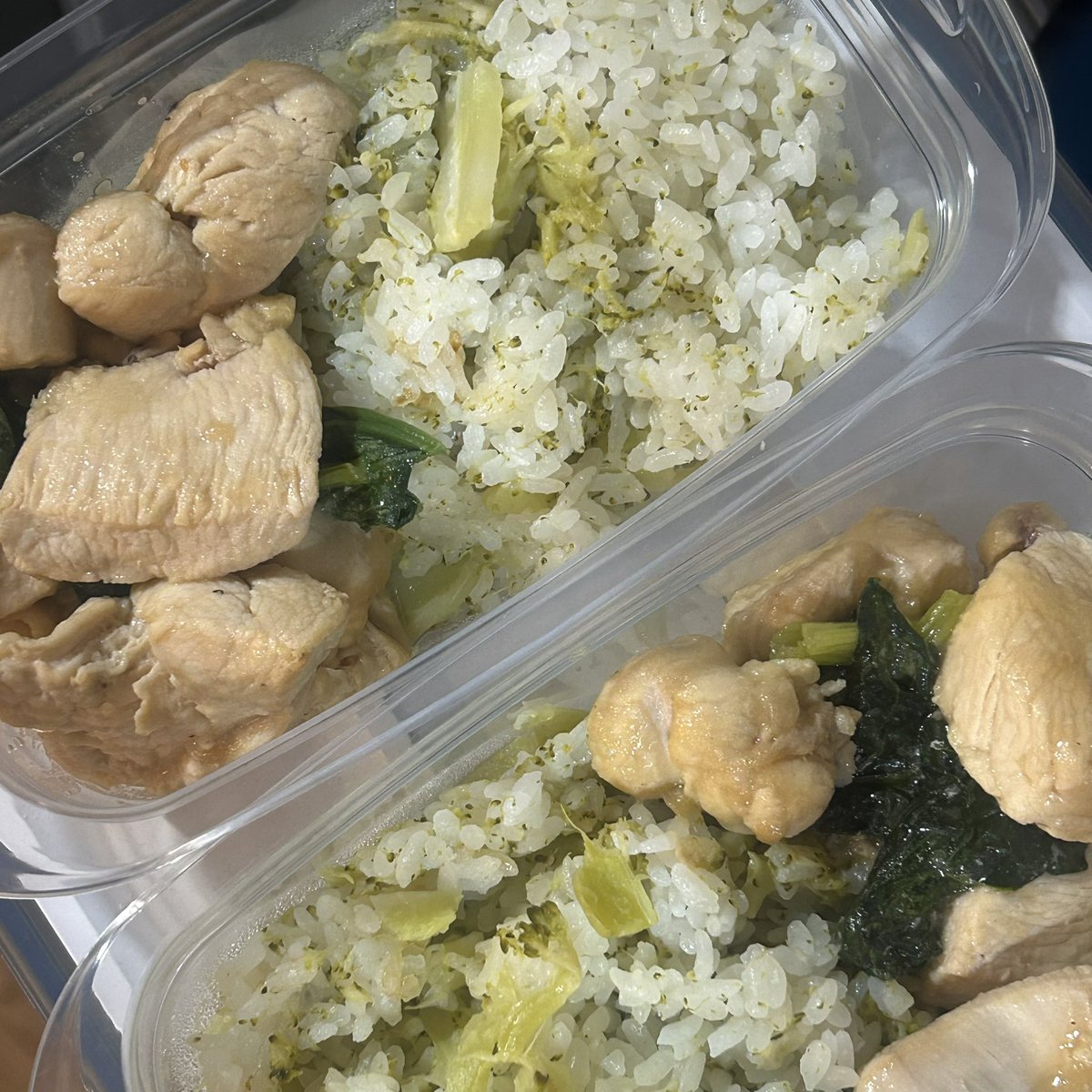 昨日の夜ご飯(鶏肉から生まれたメロンパン)と不味そうなお弁当つくった🥵
はやく嫁入りしたい🥵