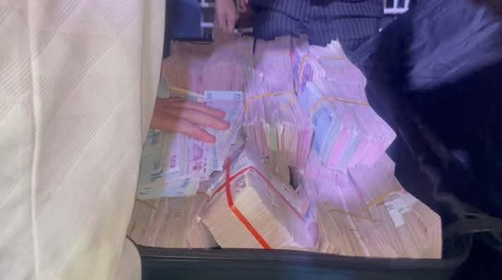 حدث في منطقة غبزة بمحافظة كوجالي، شمال غرب #تركيا يوم أمس.. حيث شهد حفل زفاف قبلي تقديم 19 مليونًا و800 ألف ليرة نقدًا إلى جانب 5 كيلوغرامات من الذهب للعروسين.