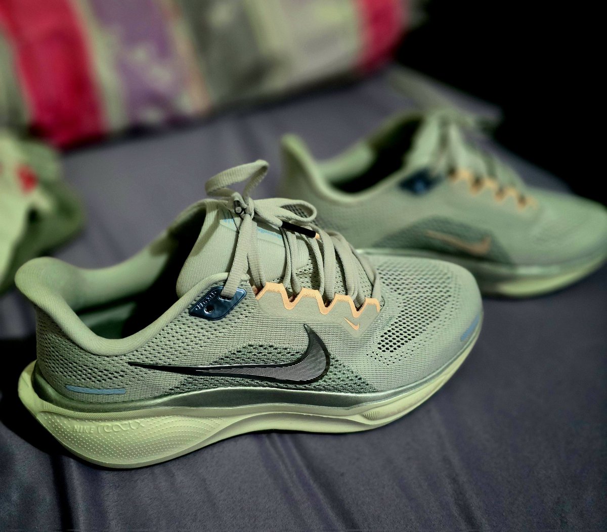 รองเท้าไปทริปเจอเซบที่ฮ่องกงพร้อมแล้ว แต่ยังไม่มีบัตรคอนนะ😂