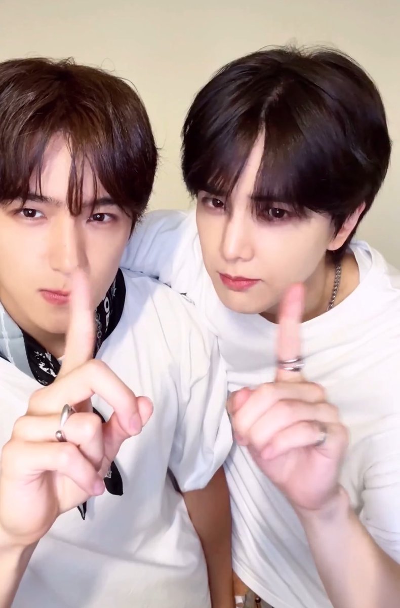 Kitxxkatx's tweet photo. 누구랑할까 하더니 영훈이랑 해온거 실화인지 https://t.co/NhMZF2Vd4q
