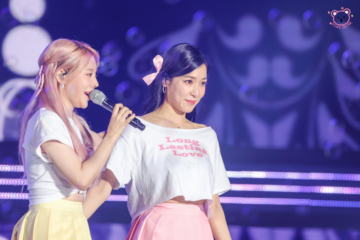 leesunkyiu's tweet photo. @hwagtiff "Siap teriak, nyanyi, dan seruan bareng kita SONE?" Kuarahkan mic kepada SONE
"Let’s make this night unforgettable!" Teriak semangatku.

Sunny dan Tiffany berjalan ke sisi panggung seraya  melambaikan tangan ke arah crowd

#SoSweet18 https://t.co/P2EZERJ4gI