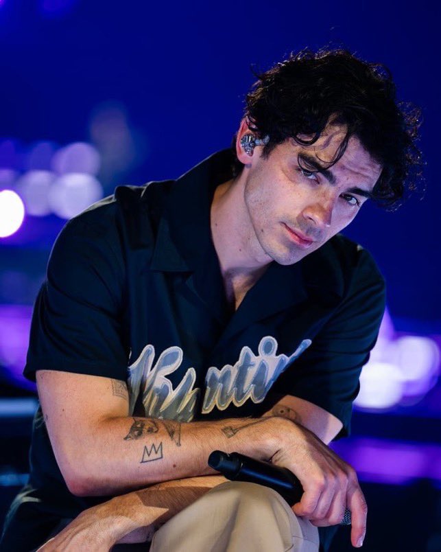 lovebug_agaain's tweet image. Joe Jonas sendo o homem mais perfeito desse mundo a thread ✨😮‍💨🧶