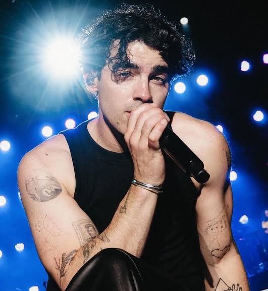 lovebug_agaain's tweet image. Joe Jonas sendo o homem mais perfeito desse mundo a thread ✨😮‍💨🧶