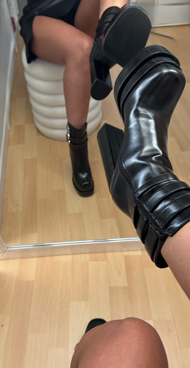 Welcher kleine Zahlsknecht macht sich heute vor meinen Freundinnen lächerlich?

#Goddess #DominaVibes #ObeyMe #Knecht #Findom #WorshipMe #PayYourQueen #PowerPlay #MistressLife #BowDown #HumiliationGame #ChastityControl #ServeMe