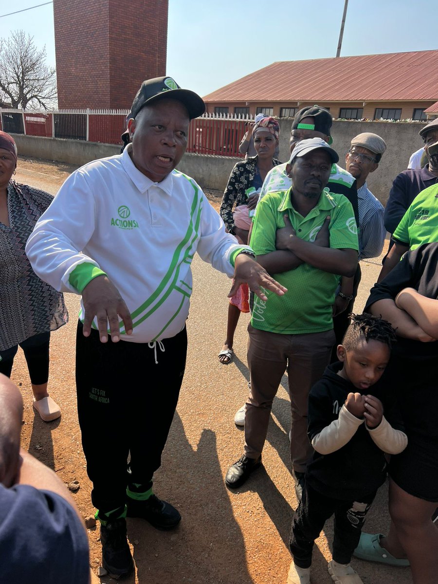 COJactionsaREC's tweet photo. Door to door campaign and visibility trail in Ward 130; Soweto, with Councilor Candidate Siyabonga Zwane and President @HermanMashaba.
#letsfixward130
#voteforservicedelivery
#voteactionsa https://t.co/0UYlvVWOoc