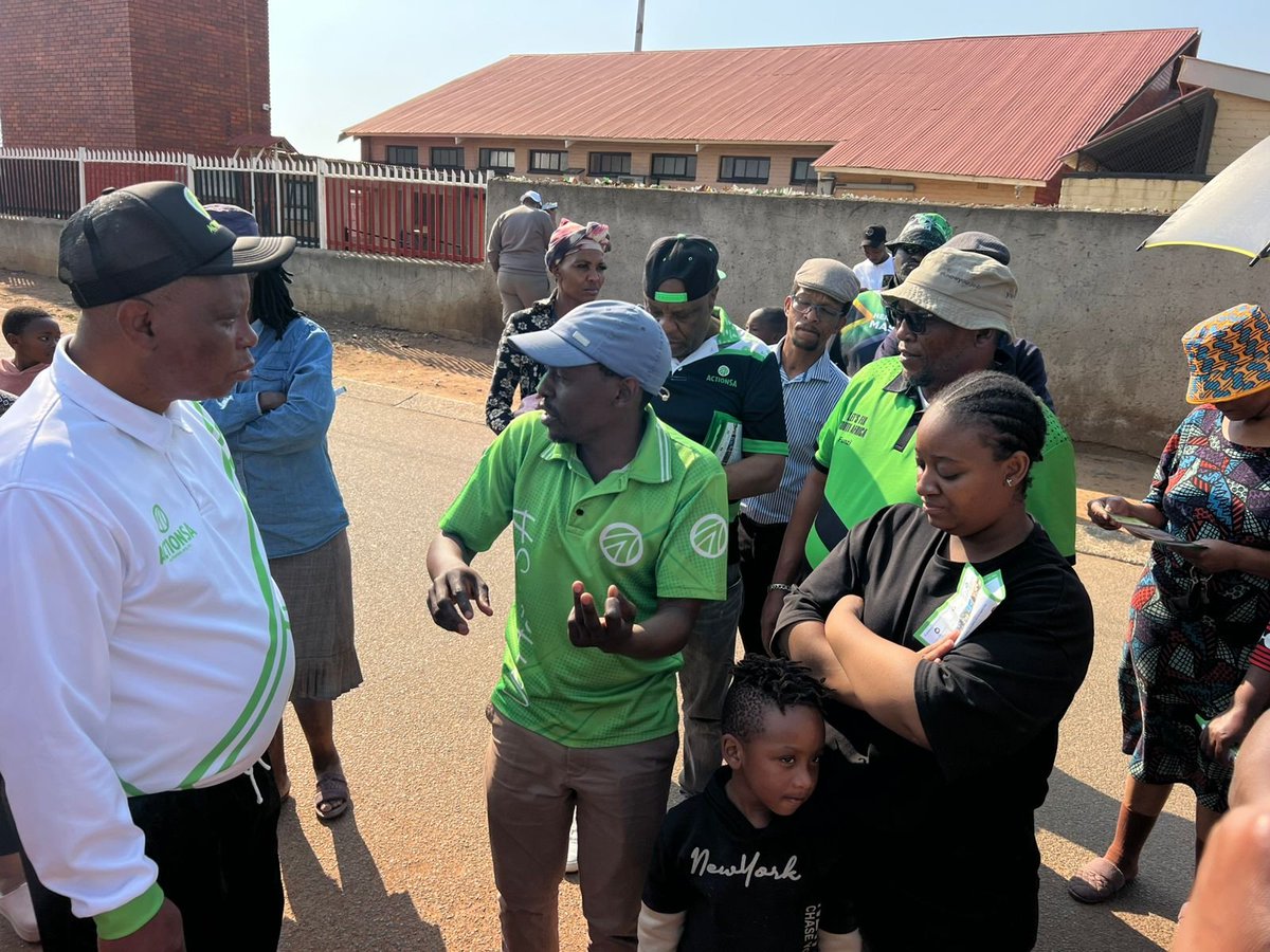COJactionsaREC's tweet photo. Door to door campaign and visibility trail in Ward 130; Soweto, with Councilor Candidate Siyabonga Zwane and President @HermanMashaba.
#letsfixward130
#voteforservicedelivery
#voteactionsa https://t.co/0UYlvVWOoc