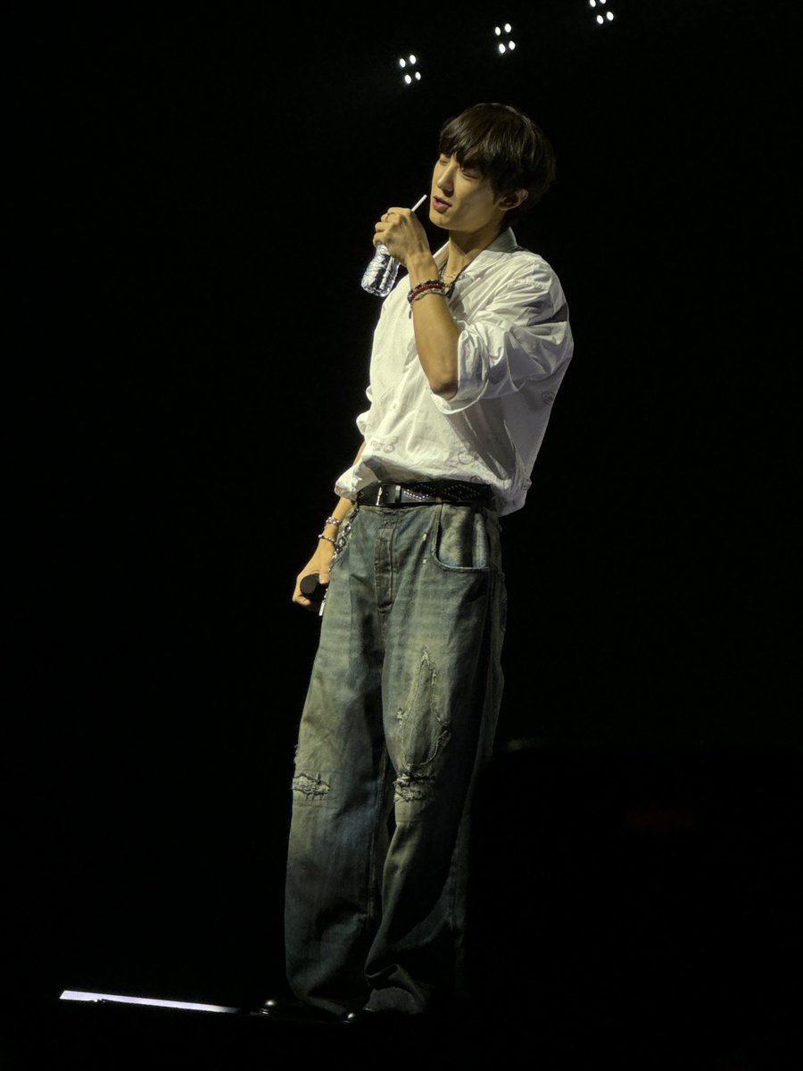 aairch_'s tweet image. จุดสูงสุดของโลกใบนี้พิ้ชานยอลเชิ้ตขาว ปลดกระดุม3เม็ด ทับด้วยเกงยีนส์ หล่อจนจะวูบ หล่อจนรู้สึกหายใจไม่ออก หล่อจนกล้องกูไหลไปหม้ดดดดด ฮือออออ มีความสุขเติมพี่จ๋าเติมๆๆๆๆๆ ㅠㅠㅠㅠ🥺🫂♥️
#CHANYEOL
#summersonic 
#summersonicbangkok
#summersonicbkk2025