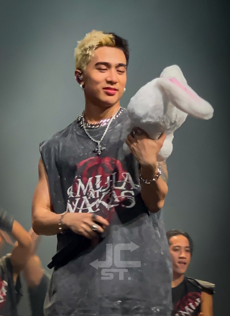 OnJCStreet's tweet photo. It's like looking at a mirror ba, ssob? 🐰😏

SINGAPORE ROARS WITH SB19
@SB19Official #SB19
#SaWWorldTourSG
#JOSHCULLEN @JoshCullen_s https://t.co/V3cC0sVgaE