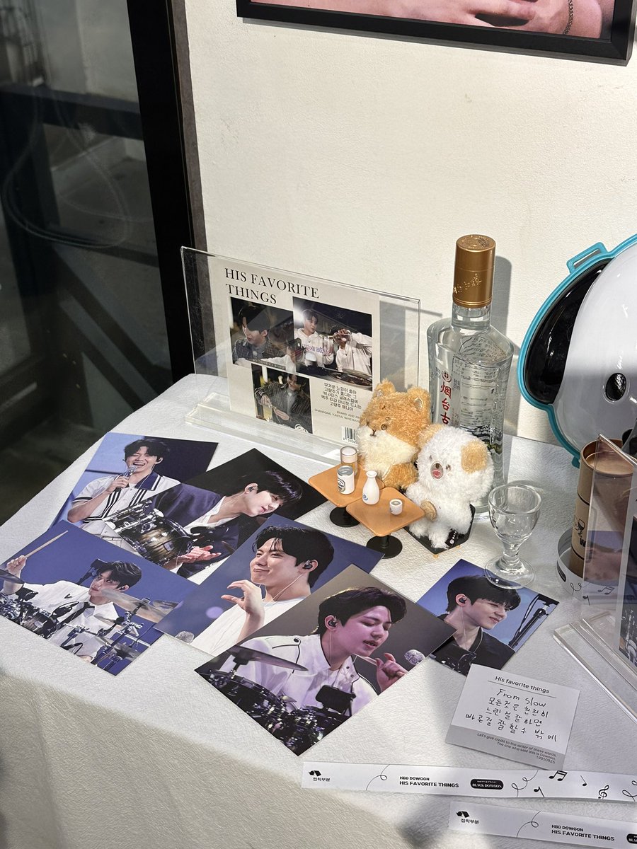 day__lucky's tweet photo. 예쁜 돈이 사진과 센스 있는 디피들
시원한 물도 챙겨주시고, 럭드 하면서 같이 화이팅 해주시던 친절하고 귀여운 스텝분들! 특전으로 받은 꽃, 귀여운 고량주 잔과 센스있는 봉봉까지! 진짜 감동 잔뜩 받고 왔습니다💗
#favorite_day #도운이가사랑하는모든것 #우리가_가장사랑하는_도운_생일축하해 https://t.co/4l2trj7XeB