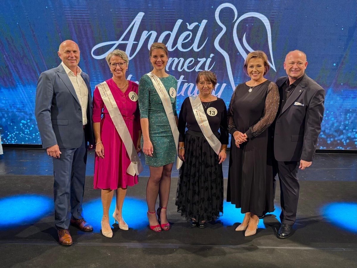 Andělé opravdu existují. Nepotkáte je v nebi, ale v nemocnicích, ordinacích a domovech pro seniory. Včera jsem měla čest stát mezi nimi – na finále soutěže Anděl mezi zdravotníky.

Byl to večer plný respektu a pokory – k lidem, kteří svou práci dělají srdcem a často v nejtěžších