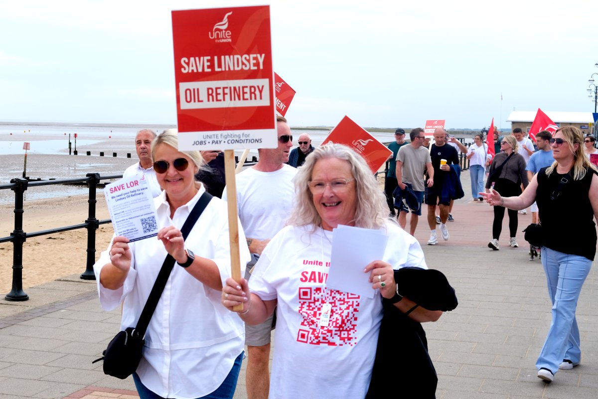 📣 #SaveLOR 

Marching today in Cleethorpes for Lindsey Oil Refinery ✊

The refinery provides 10% of the UK’s fuel supply and is crucial to the regional economy. Its future must be secured

Join the campaign, sign the petition: loom.ly/OV9OSns 

#UniteNEYH @UniteTheUnion