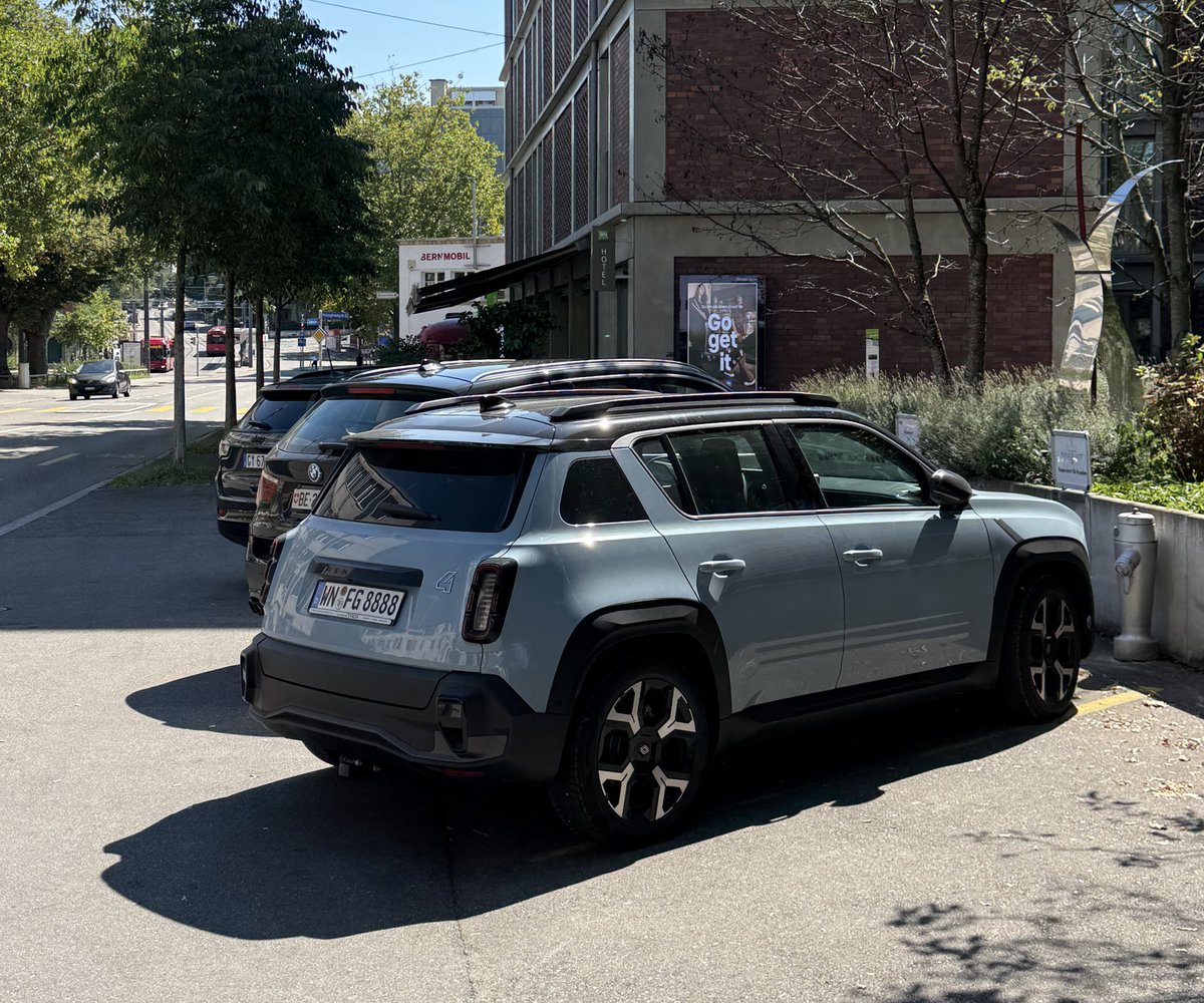 David (@davidper) on Twitter photo Primer Renault 4 que veo por la calle. Primer Renault 4 que veo por la calle.