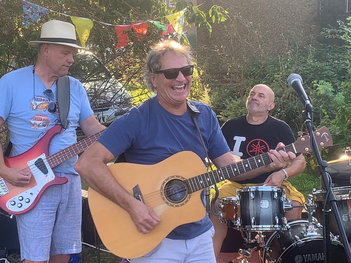 Danny Lee Band play at The Royal Oak Dorking RH5 4DJ tonight 7pm-9pm . Free admission . <a href="/Visitdorking/">Visit Dorking</a> <a href="/HelloDorking/">Hello Dorking</a>