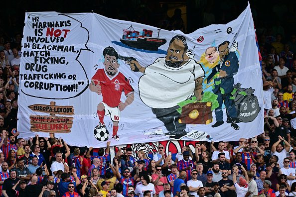 😬 Crystal Palace fans unveil a banner depicting Nottingham Forest owner Evangelos Marinakis holding a gun to Morgan Gibbs-White’s head. Oof.

📸 Ben Stansall/Getty
