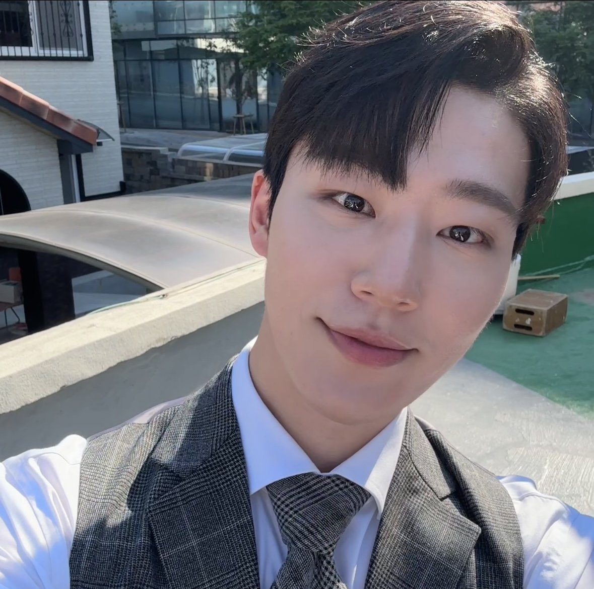 연하가 품고 있는 그늘도 다 걷어갈 수 있는 햇살 같은 사람