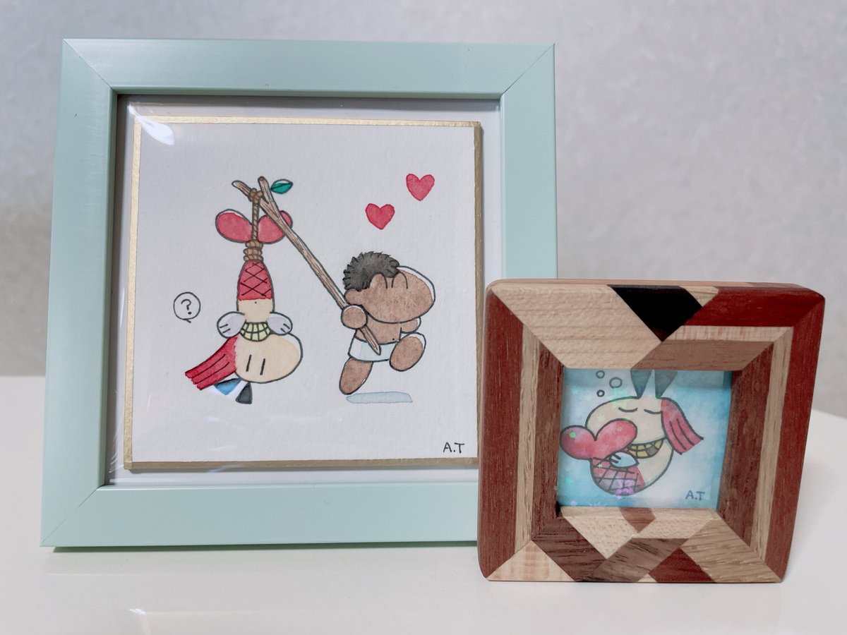 彩音さんのこちらの素敵なセトアニマルちゃん作品が来てくれました！🥹💓
ホログラムのキラキラが水のかがやきを表現していてぷかぷか気持ち良さそうな人魚ちゃん𓃩
前回の捕えられた原画と並べたかったのだ…最高っ可愛いっ！🥹💙❤️
お手紙の心遣いもとても嬉しくて本当にありがとうございました✉️✨