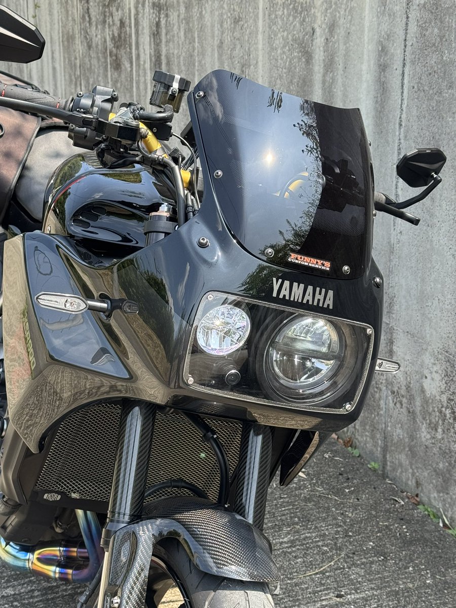FZカウルが、バージョンアップした。
インナーフレームも頑丈になりガッチリ車体に取り付けられたので、カウルがビビらなくなった。
ライトのカバーも着いたし、インナーカウルが追加されたので、バッチリだと思います👍
#XSR900  #XSR  #ファニーズカスタムサービス