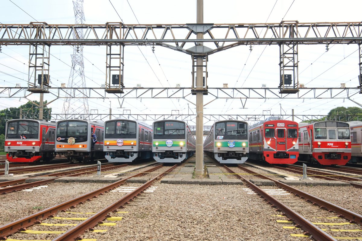 最後に205系各編成にヘッドマーク(再現品)を取り付けて撮影。 埼京線