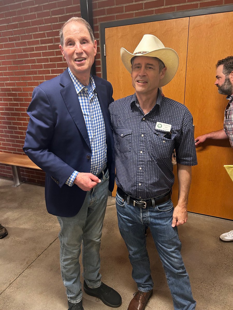 RonWyden's tweet photo. Thanks to everybody in Clatsop County who came inside yesterday on a gorgeous North Coast day for a true #OregonWay conversation about vote-by-mail, campaign finance, the Middle East, rural maternity care, Epstein, education, civil rights &amp; much more. https://t.co/w0FuHQ88sf