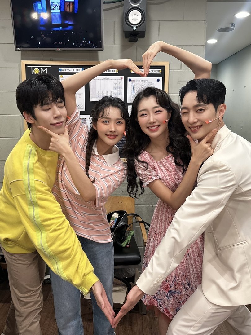 Musical_ChaMe's tweet image. [#뮤지컬 #차미]🧩

👋 GOOD BYE 차미👋 
재림미호&amp;amp;봄소리차미&amp;amp;순종고대&amp;amp;동진진혁
막공단체사진📸

❝좋아요 좋아요 좋아요 좋아요 
조조조조조 좋아요❞

차미호 #이재림
차미 #이봄소리
김고대 #황순종
오진혁 #서동진

-

𝐌𝐔𝐒𝐈𝐂𝐀𝐋 𝐂𝐇𝐀𝐌𝐄😍📱
𝟮𝟬𝟮𝟱.𝟱.𝟮𝟵 - 𝟴.𝟮𝟰
#TOM1관