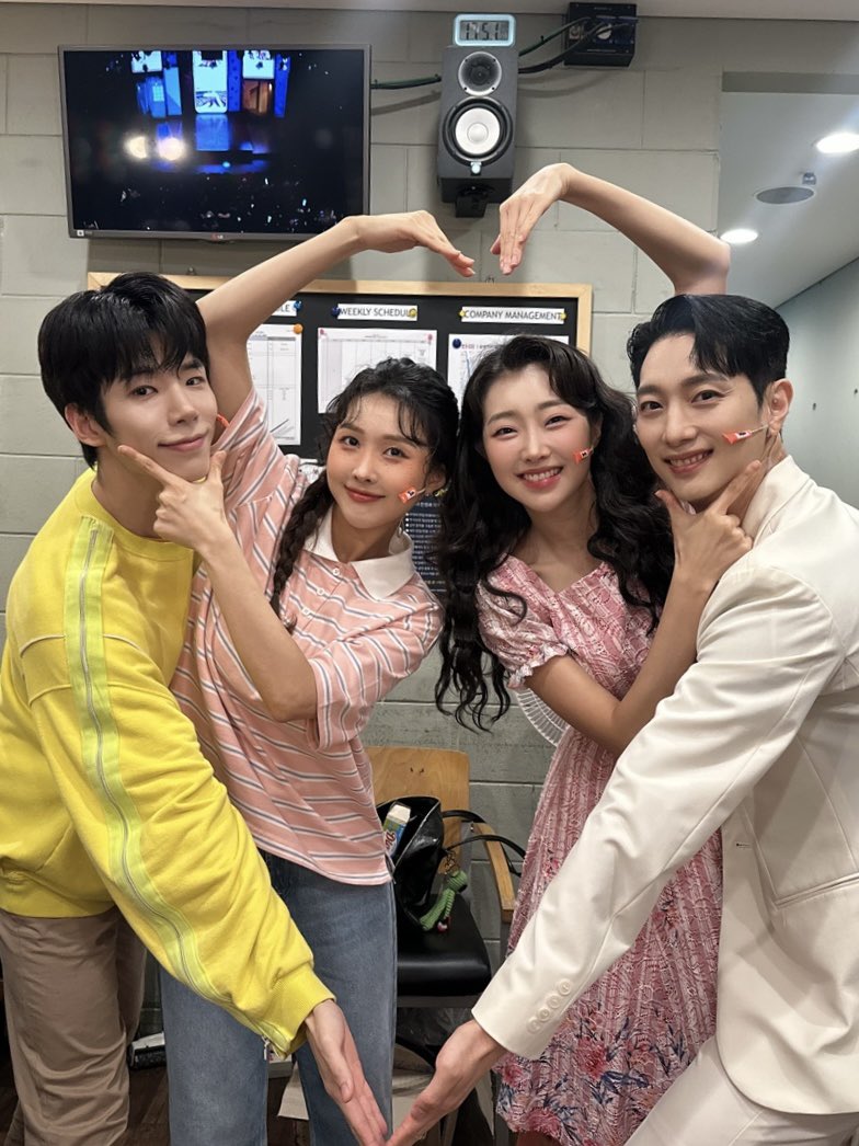 Musical_ChaMe's tweet image. [#뮤지컬 #차미]🧩

👋 GOOD BYE 차미👋 
재림미호&amp;amp;봄소리차미&amp;amp;순종고대&amp;amp;동진진혁
막공단체사진📸

❝좋아요 좋아요 좋아요 좋아요 
조조조조조 좋아요❞

차미호 #이재림
차미 #이봄소리
김고대 #황순종
오진혁 #서동진

-

𝐌𝐔𝐒𝐈𝐂𝐀𝐋 𝐂𝐇𝐀𝐌𝐄😍📱
𝟮𝟬𝟮𝟱.𝟱.𝟮𝟵 - 𝟴.𝟮𝟰
#TOM1관