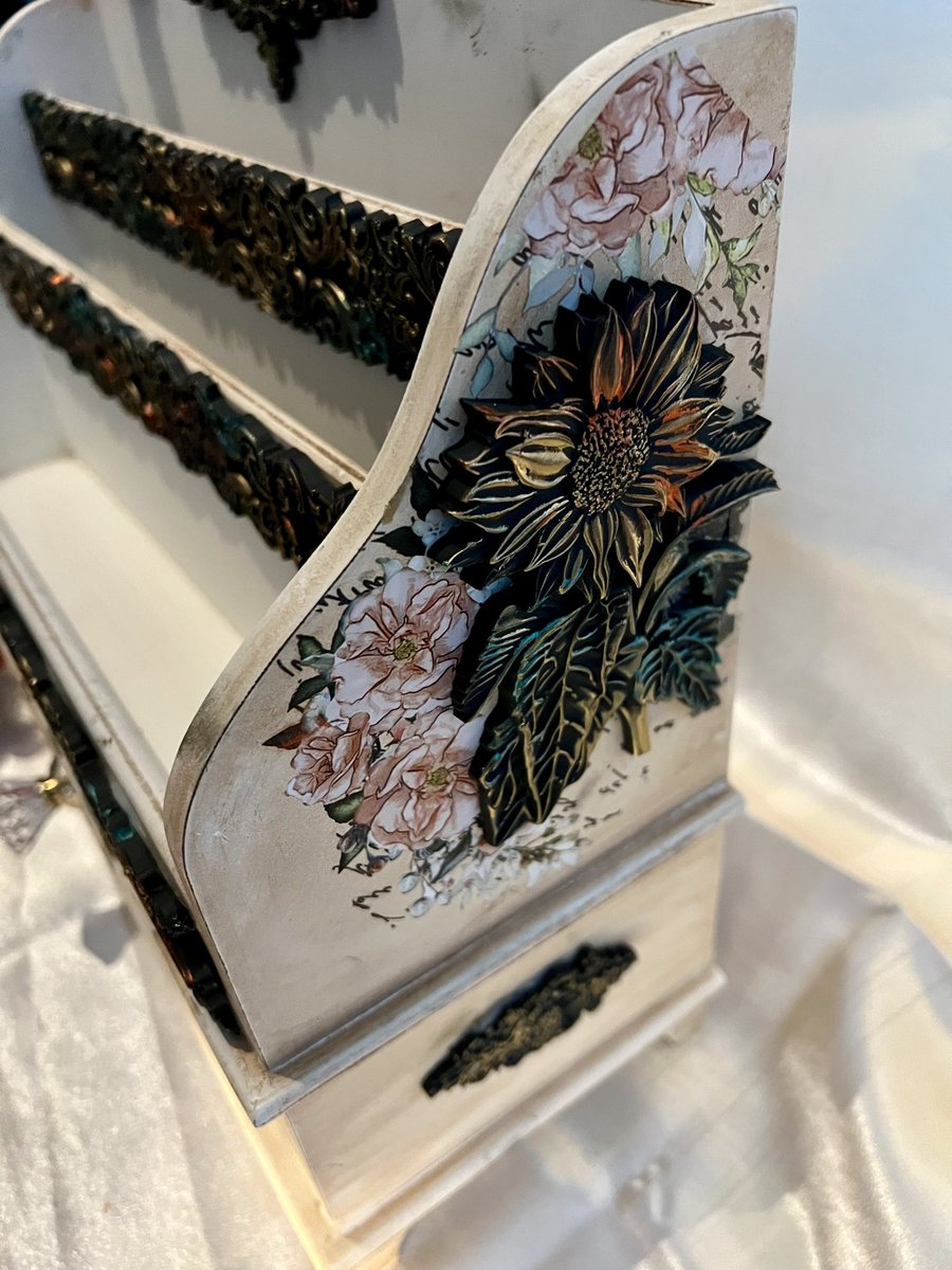 Silviapinto75's tweet photo. From plain wood to baroque elegance! ✨
Transformed with Zuri moulds, blooms, and metallics — finished with a crystal knob.
🎥 Watch the makeover
https://t.co/rdyki8tSte
#ZuriDesigns #BeforeAndAfter #BaroqueStyle https://t.co/NhRMZzIvXX