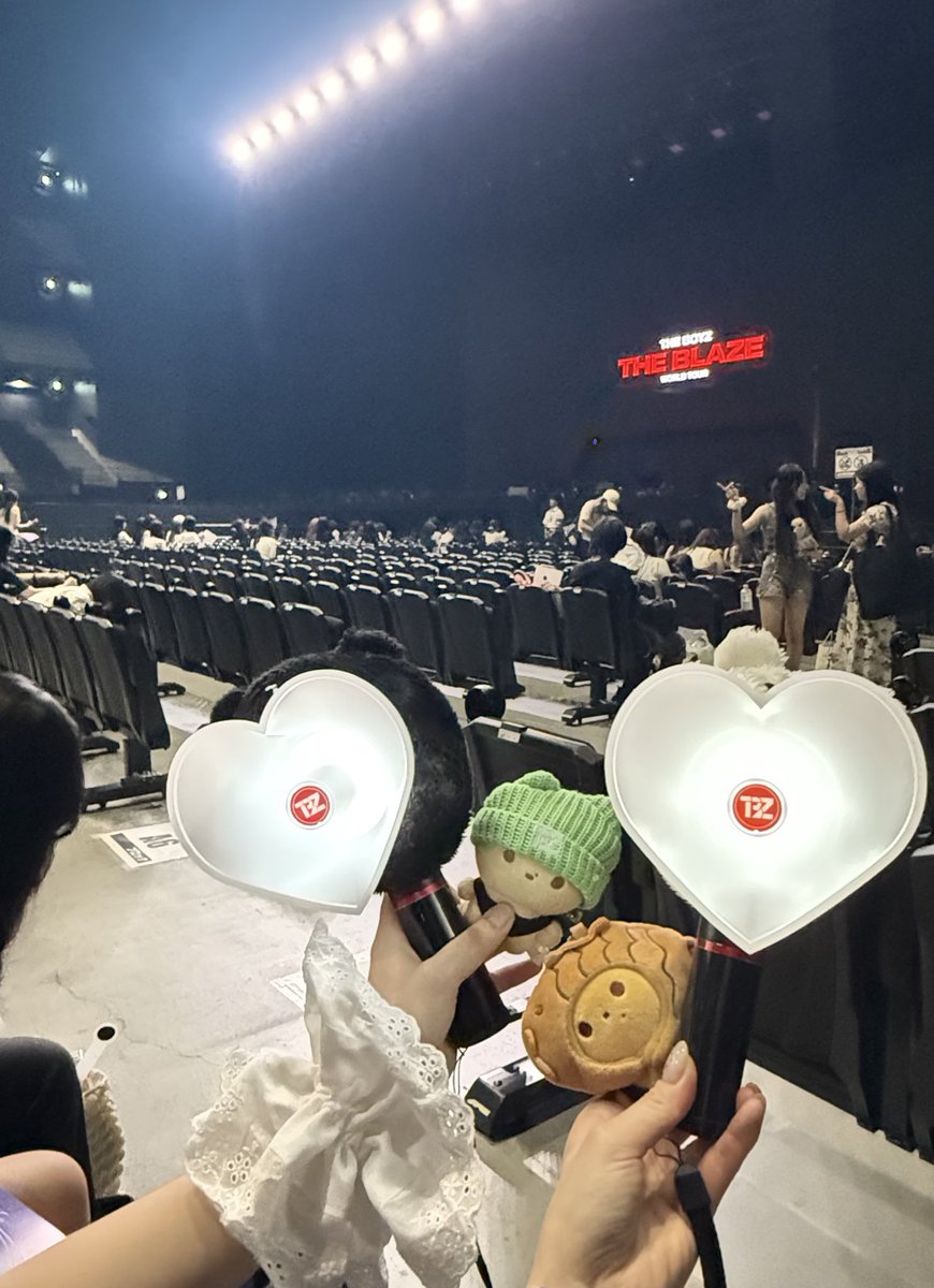 j__c115m's tweet photo. 250824 THEBOYZ 

B7，1列目でお見送りの時にキューにTシャツ投げた動画お持ちの方おられましたらdm下さい🤲🏻 https://t.co/PulAOv8fVl