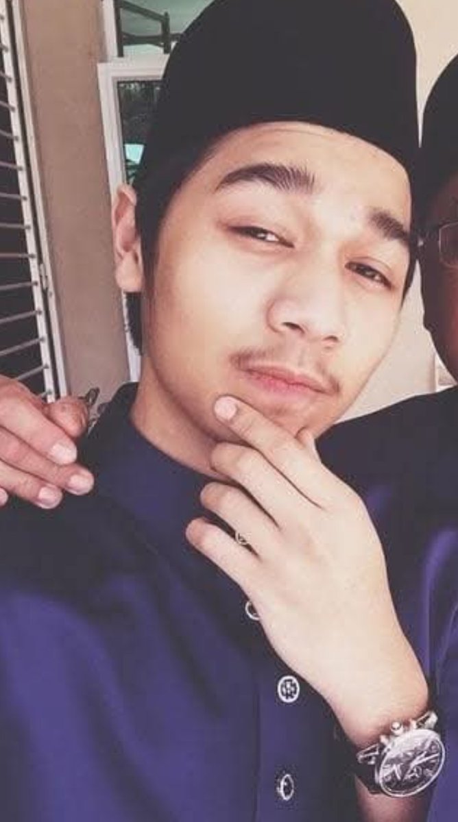 Anak bekas PM kena cekup dadah tu memang dikenali sebagai Mat Drug sejak remaja lagi.

Siapa pernah lawat Rumah PENGASIH Bukit Tunku mesti pernah nampak mamat ni keluar masuk naik Ferrari.

Rumah PENGASIH tempat anak orang kaya depa panggil.

Dia ni kena cekup pulak sebab salah