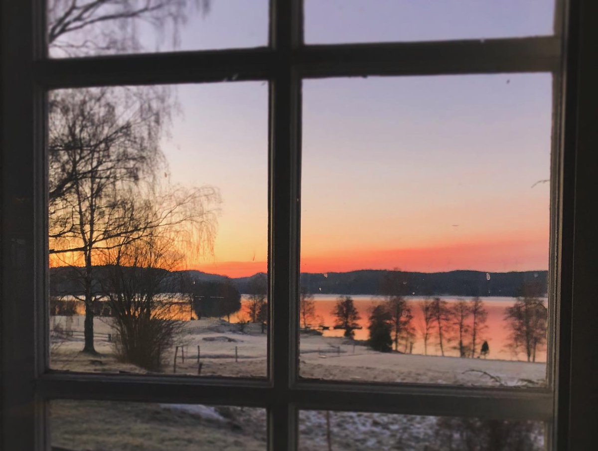 KURA SKYMNING

Att "kura skymning" är en gammal nordisk tradition. Traditionen kallas även för att ”sitta huk” och ”mörska kvällen”. Seden innebär att man stillsamt beskådar hur skymningen faller, helst utan tända ljus.

Att det är vi nordbor som kurar skymning beror såklart på