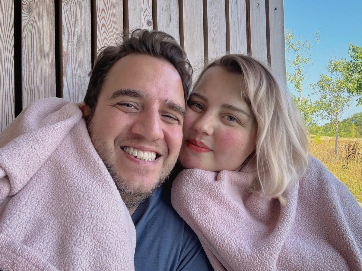 Öleceğini bilmek.
Siz hiç ölümün kokusunu aldınız mı ?
Siz hiç hastalığınızın son dönemine gelmenin yükünü taşıdınız mı?
Hergün böyle insanları görüyorum, gözlerine bakıyorum.
Evre, ölümünü en cesur şekilde kabul etti. Ama korkak,iftiracı ve kıskançlar anlamaz bu cesareti.