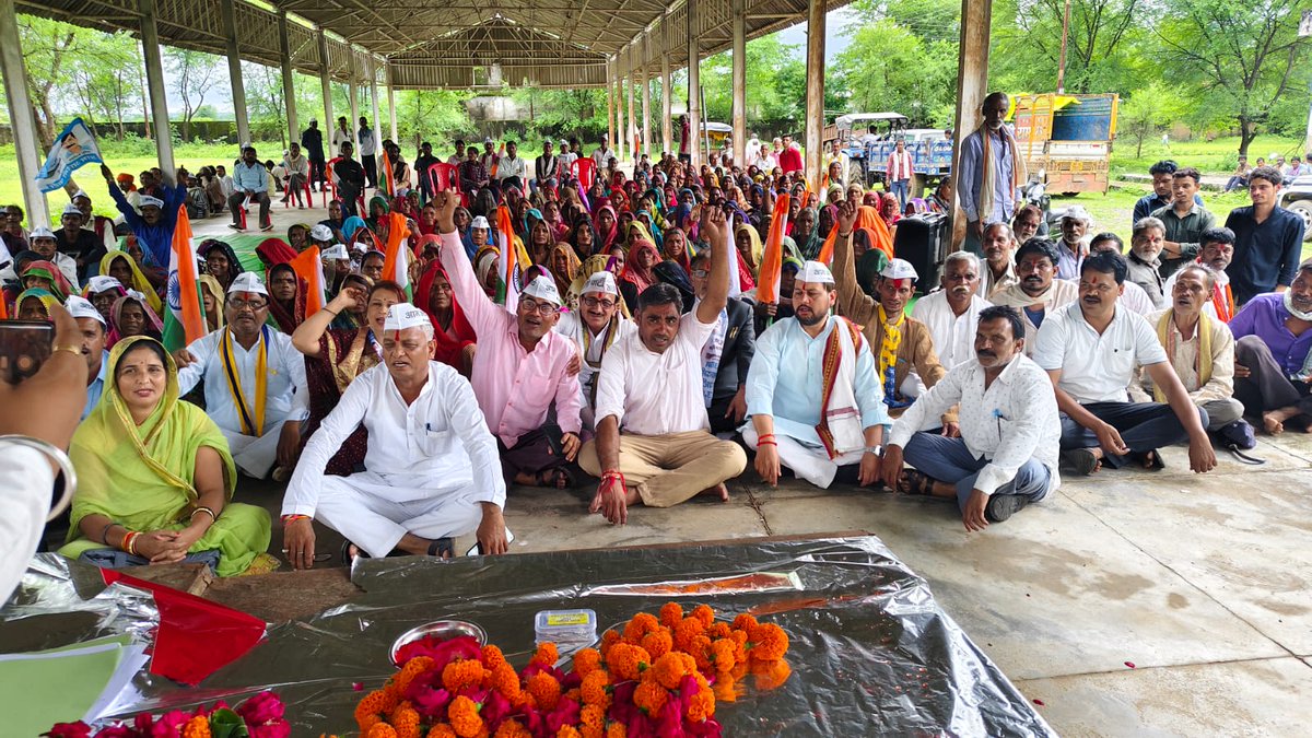 आम आदमी पार्टी के संगठन विस्तार के क्रम में "हर घर संपर्क अभियान" के अन्तर्गत ललितपुर के साथियों के साथ महत्वपूर्ण बैठक सफलतापूर्वक संपन्न हुई। 

"हर घर संपर्क अभियान" के अंतर्गत उत्तर प्रदेश के गांव-गांव, घर-घर जाकर विधानसभा, ब्लॉक, वार्ड स्तर तक संगठन निर्माण करेगी आम आदमी