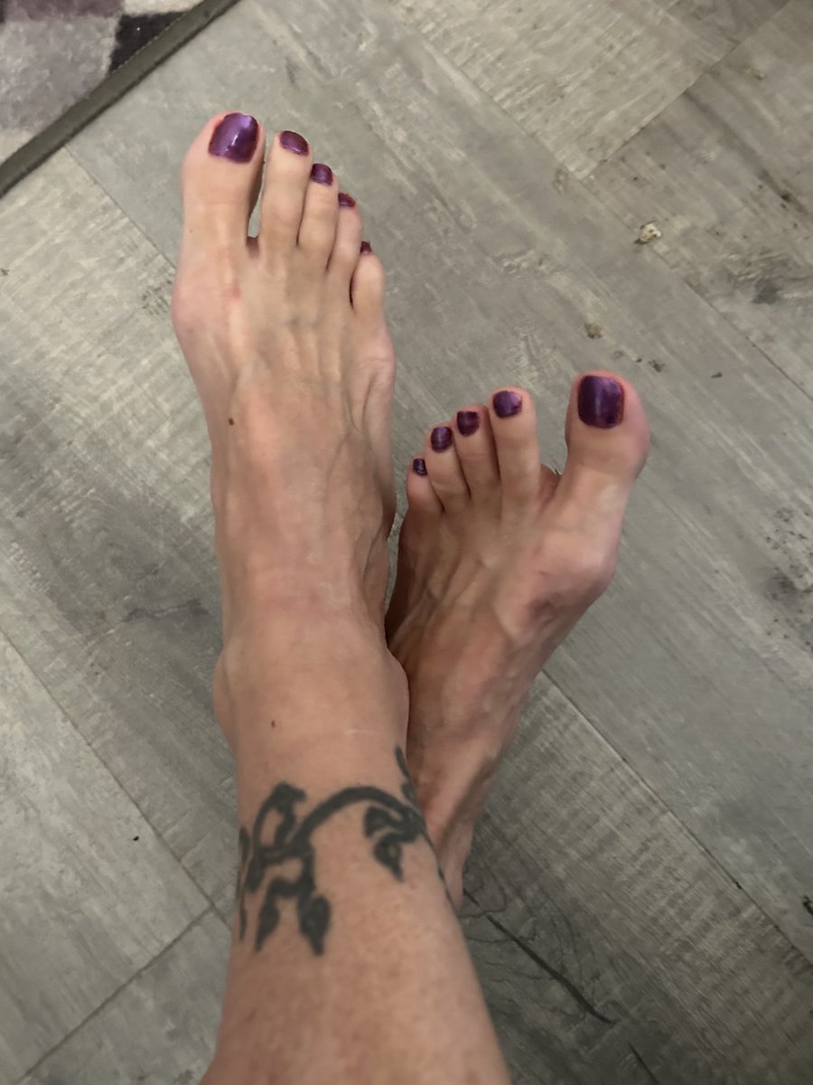 Happy Sunday, pretty and purple today! I am selling feet pics. If you’re interested DM me and let me know what you’re looking for. #MILF #FeetPics.