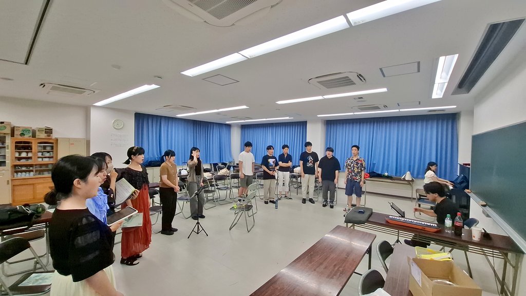 ensembleobanzai's tweet image. ❗都コンまで残り2週間❗

今日の練習では、ピアニストの葛貫杏梨先生(@anri_pf)と「ゆめみる」のピアノ合わせをしました！

指揮者や団員からの様々なリクエスト(無茶振り？)に答えていただきありがとうございます🙇‍♀️💞

解像度がさらに深まった「ゆめみる」は、9/7文京シビックで！👀👂