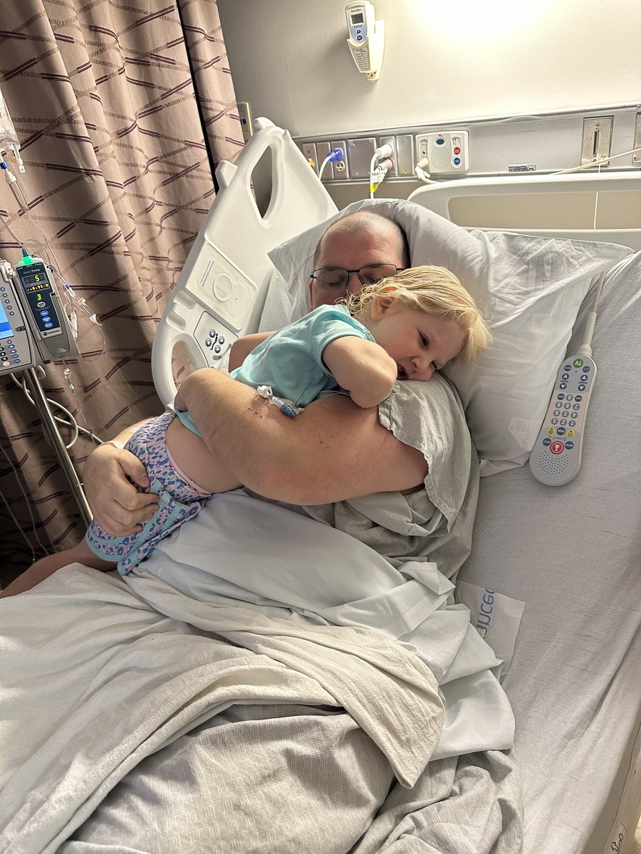 Tidbits92's tweet image. How do you stay sane while in the hospital? A visit from your little girl definitely helps keep spirits high.