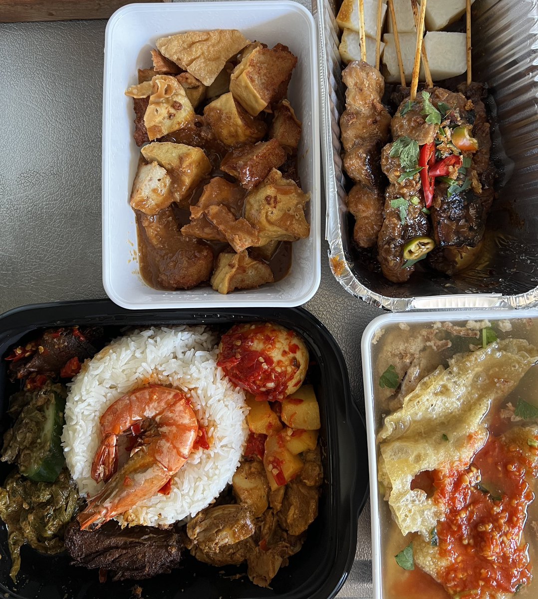Adoe seh.
Bakso Malang, Padang Komplit, Batagor en Saté Mix van instagram.com/pempekelysha/