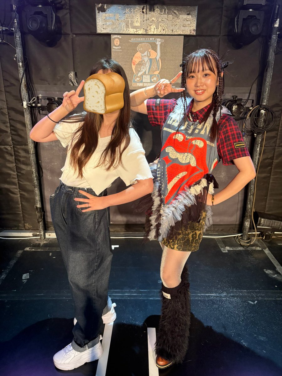 maju_coloring's tweet photo. 8/24 吉祥寺SHUFFLE 荒井麻珠 ワンマンライブ"nenene!!"

念願の！！念願の！！アイスキャンディー🍭
想い届くのってこんな嬉しいんだね🥹🤍

みんなでjumpして楽しかった🥰🥰

また懐かしの曲聴けるといいな👀

#まじゅnenene https://t.co/nYBngzEzh1