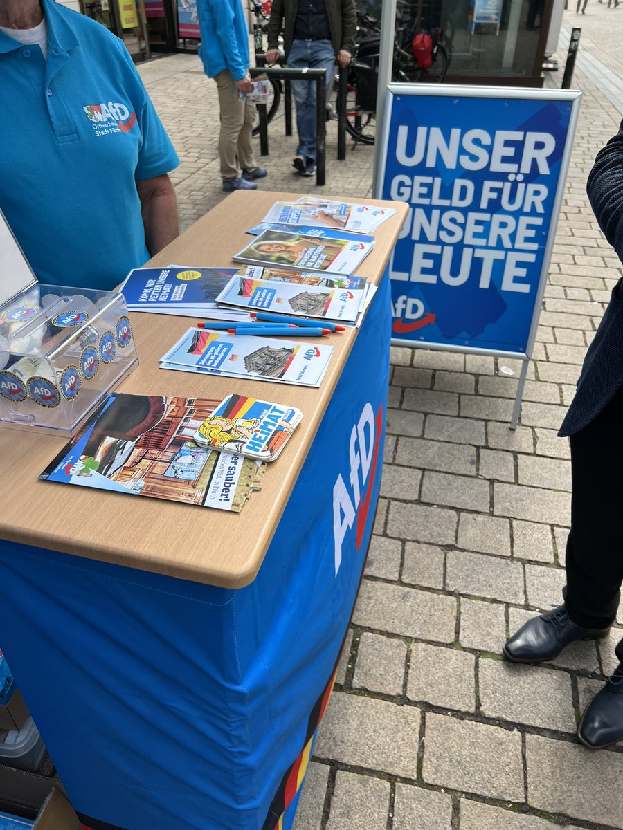 B_Treuheit's tweet image. Infostand in #Fürth ☘️