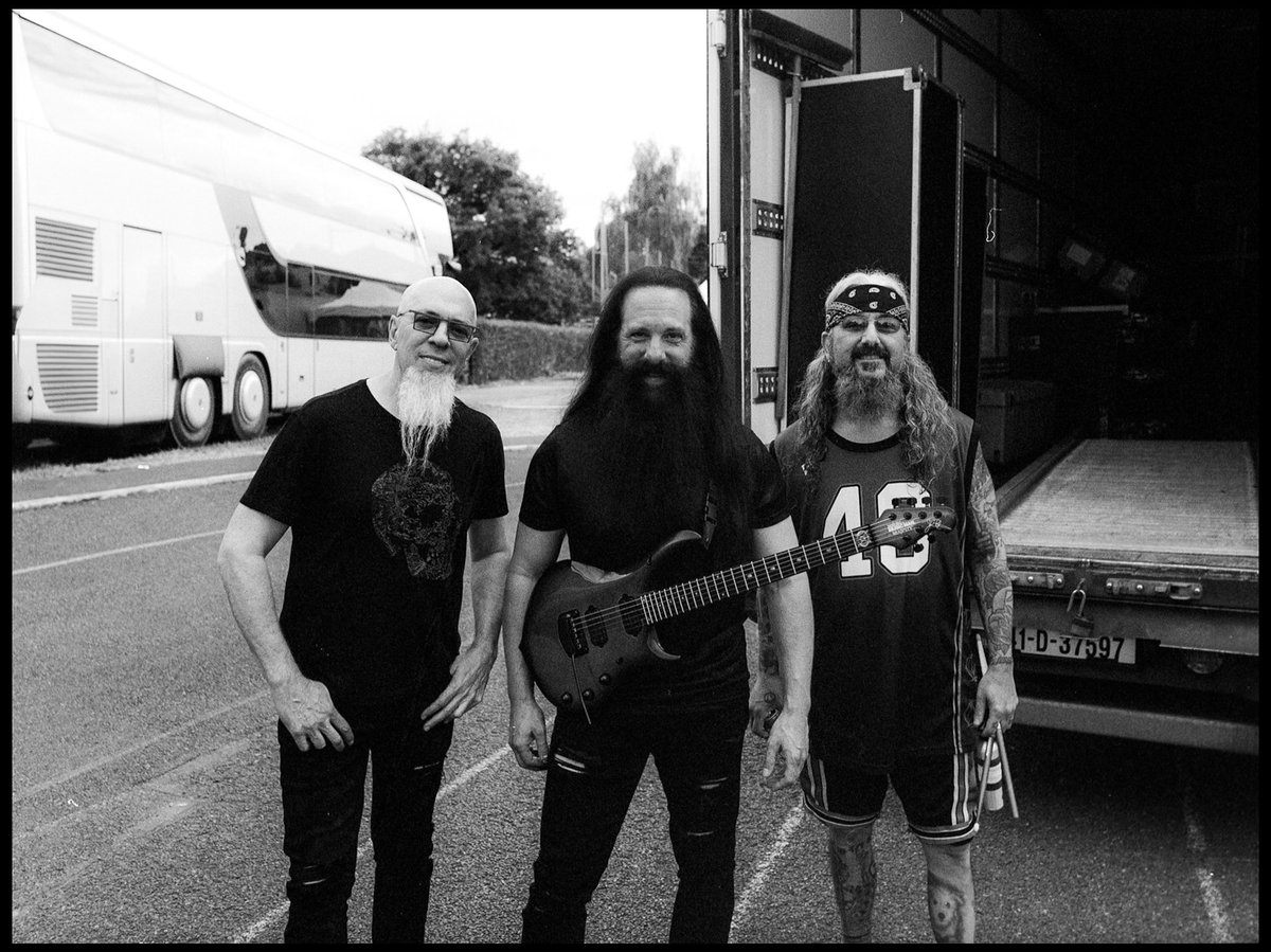 WorkByWolfe's tweet image. just three dudes before the rock show.

#Pentax645N #MediumFormat