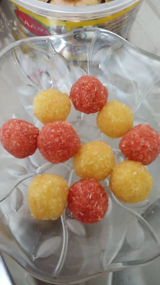 نمیدونم به زبان شما چی میگن بهش، ولی واقعا خوشمزه است.

فقط با سه قلم درستش کردم.

پودر نارگیل، شکر، شربت پاکتی

اخه زنگ خوراکی نبود، شربت پاکتی رو بعنوان زنگ استفاده کردم، بجان خودم از شرکتی ها خیلی خوشمزه تر، قشنگ تر شد.