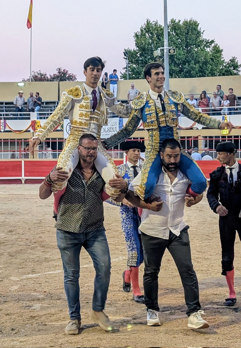 C'est sur la sortie a hombros de Solal <a href="/SolalCalmet/">Solal Calmet “Solalito”</a> et Samuel Navalon que se termine cette corrida de la Feria de la Pêche de l'Abricot.
Merci de nous avoir suivi sur <a href="/MidiLibreToros/">MidiLibreToros</a> et rendez-vous le 13 septembre à 17 heures pour la Goyesque de la Féria du Riz 2025.