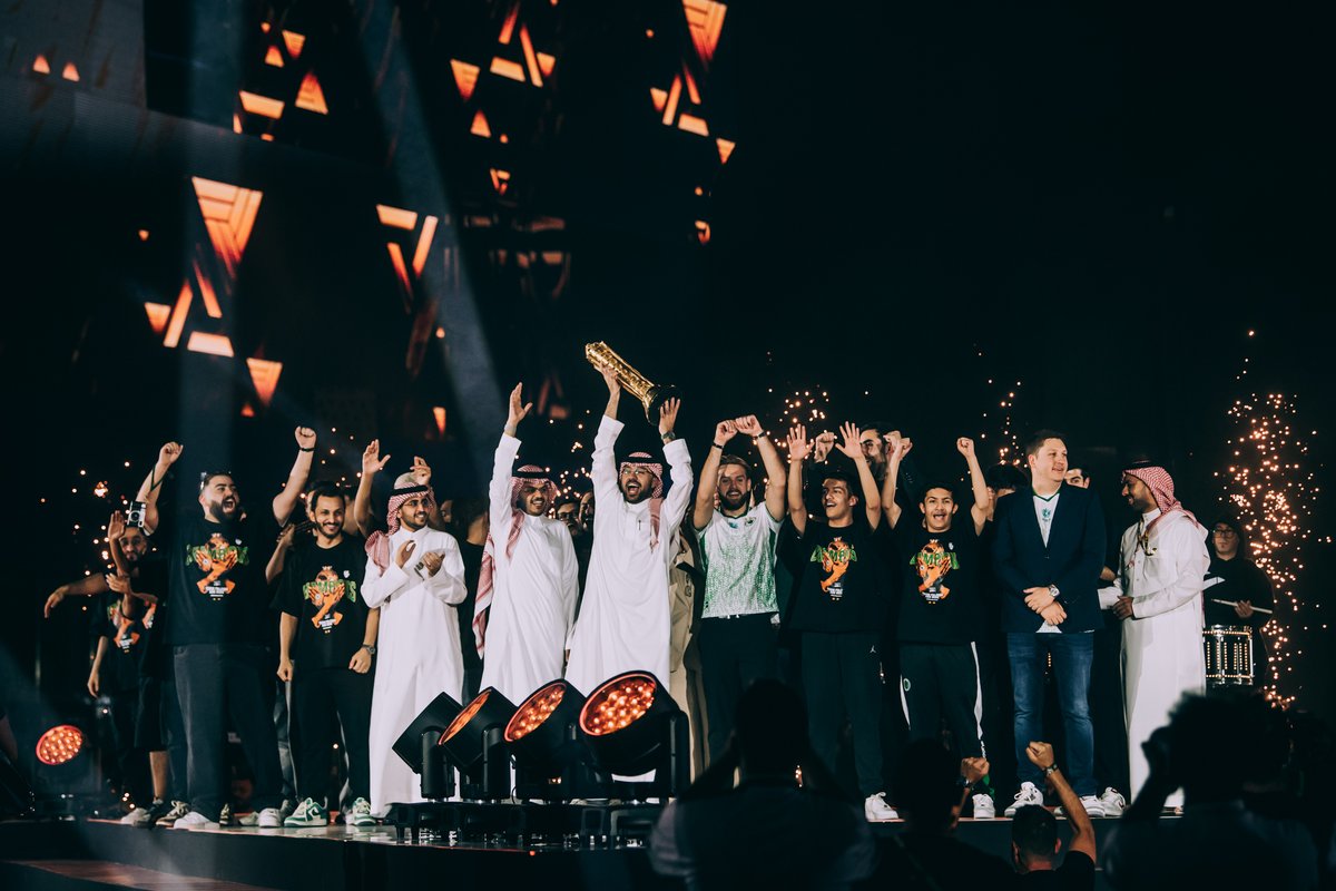 الصوت ارتفع… الذهب لمع… والأبطال رفعوا الكأس 🏆✨

لحظة ما تُنسى في كأس العالم للرياضات الإلكترونية👑

#ابطال_EWC