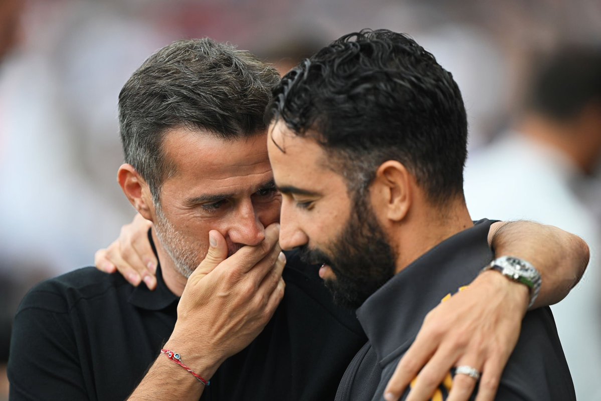 Marco Silva sobre el Manchester United: “Sabíamos cómo defienden y sabemos que les gusta presionar desde la defensa de cinco. Y si no les das jugadores para presionar desde la defensa de cinco, puedes crear superioridad en el mediocampo. Sabemos que juegan con dos en el