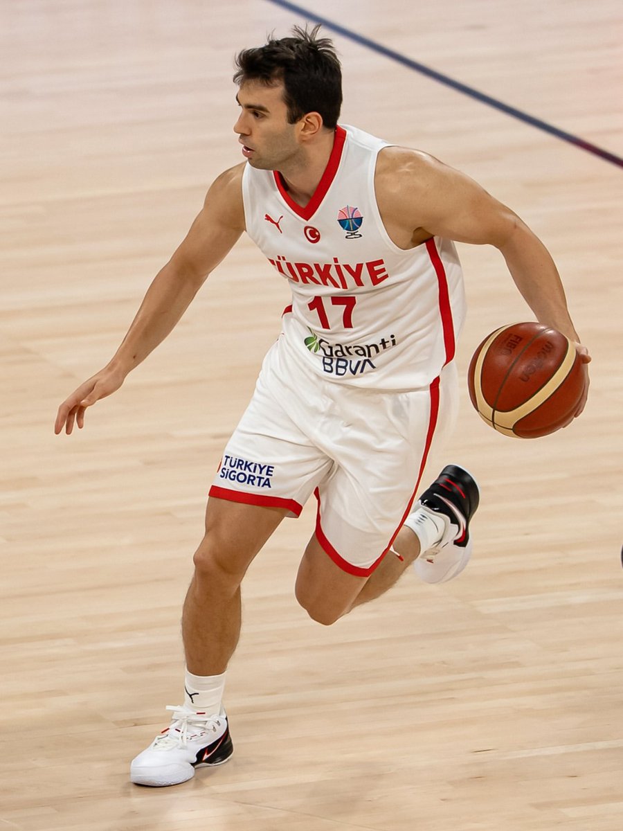 Ligin en formda yerli oyuncusu..

Sezon performansı ile ligde Eurobasket'i en çok hakeden oyuncu..

Takımı iki finale çıkarmış.

Son 12 ye kalması icin daha ne yapması gerekirdi?

Çok büyük haksızlık..

Hiç üzülme Milli Takım ile nice büyük başarılara imza atacaksın <a href="/berkiugurlu/">Berk Uğurlu</a>